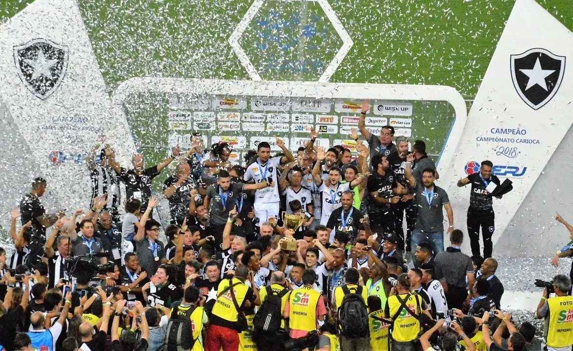 Jogadores do Botafogo levantando o troféu de Campeão em 2018 Jogadores do Botafogo levantando o troféu de Campeão em 2018