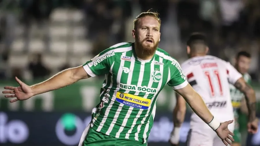 Jogador do juventude comemorando gol