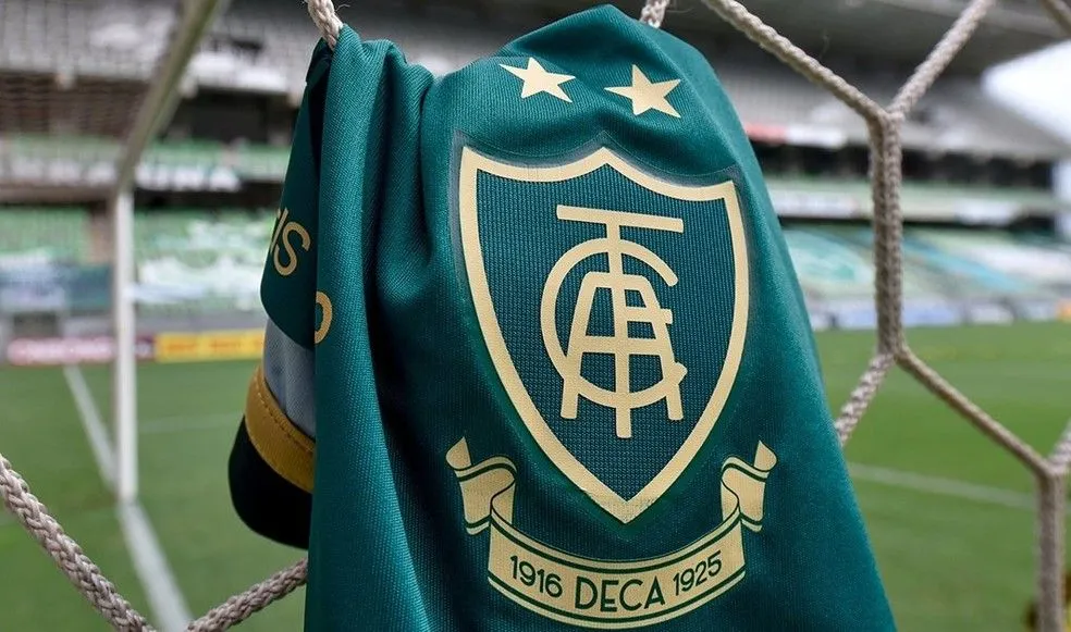 Camiseta do América-MG pendurada na rede do gol