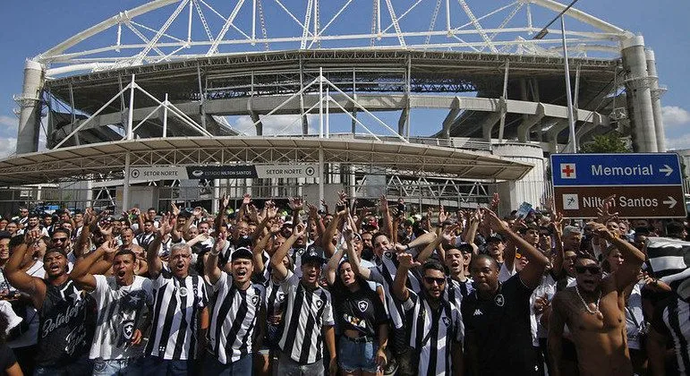 Torcida do Botafogo do lado de fora do Estádio Nilton Santos