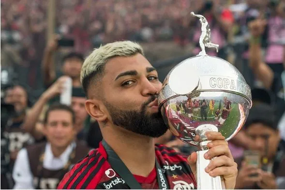 null Gabigol segurando a taça Rei do Pitaco