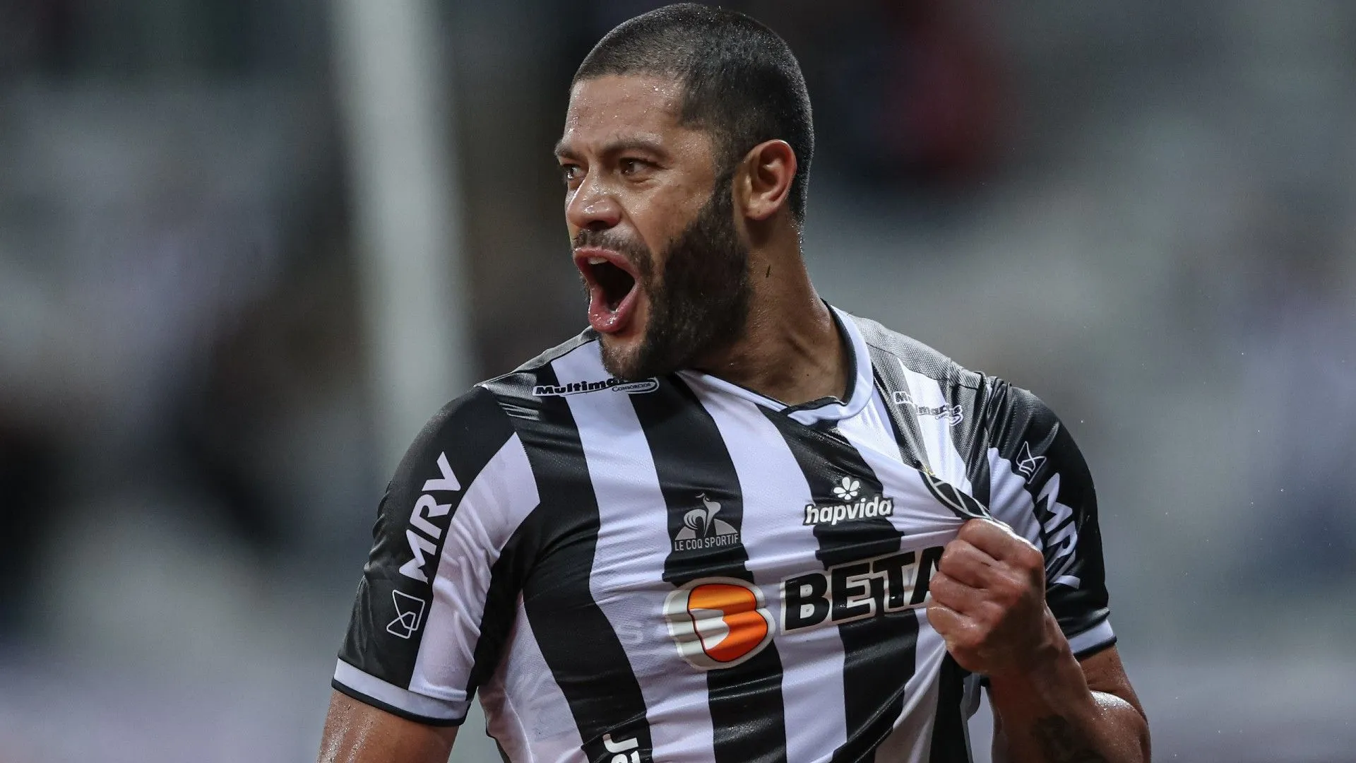 Jogador Hulk do Atlético Mineiro comemorando
