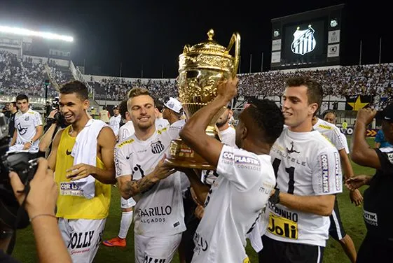 null Jogadores do Santos segurando a Taça