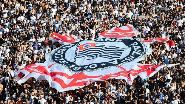 Torcida do Corinthians segurando bandeirão